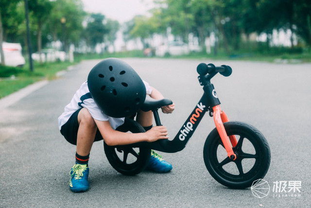 轻而易举优贝儿童平衡车孩子成长过程中最好的礼物