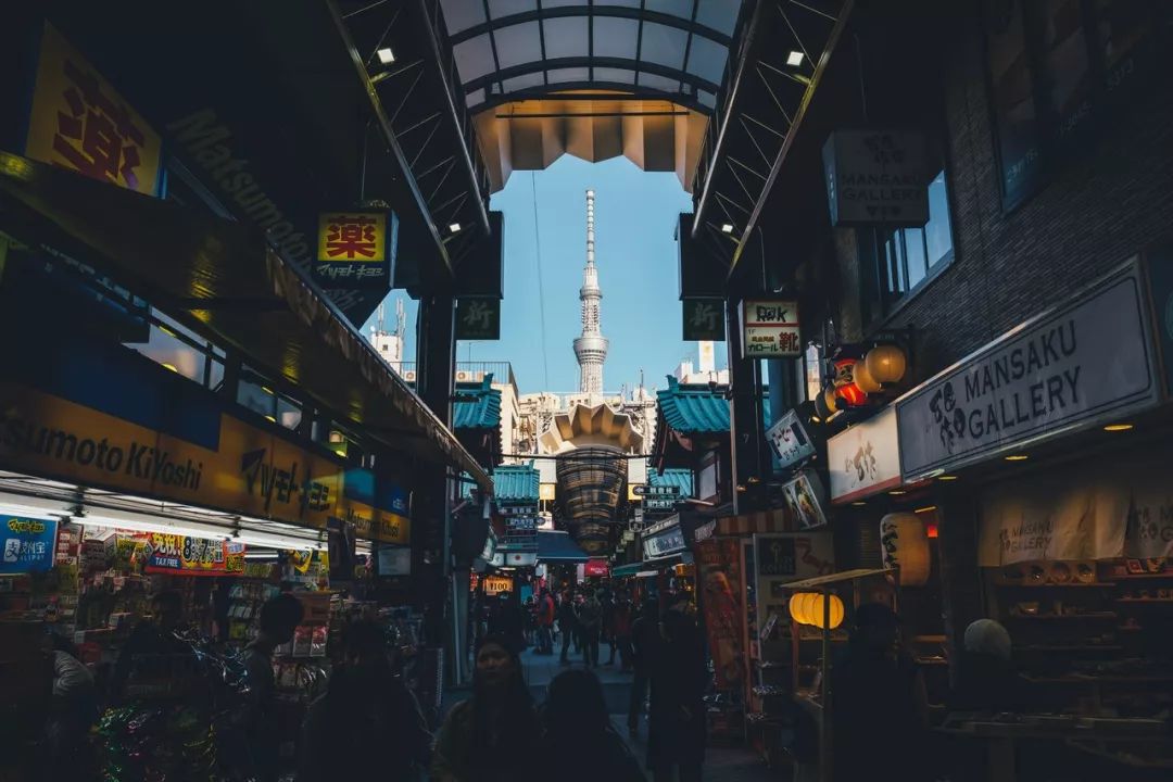 灿烂的樱花与绚丽的东京铁塔保井崇志镜头下的日本街头文化