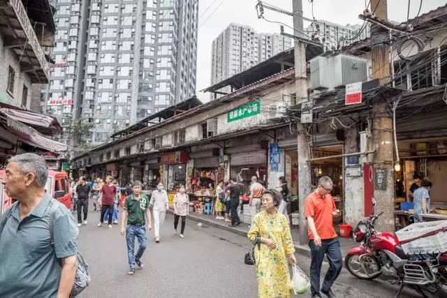 藏在观音桥富人区里的贫民窟是另一个重庆