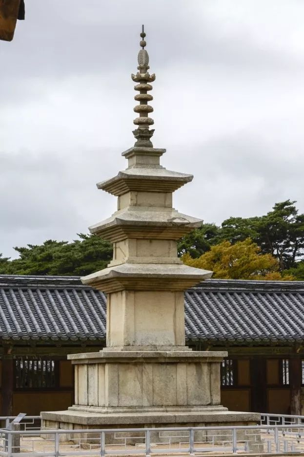 多宝塔无垢净光大陀罗尼经佛国寺的侧门.