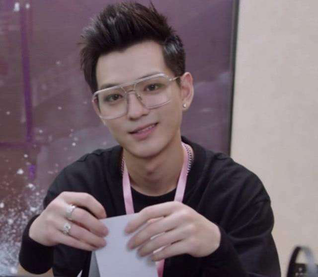 grunt卸掉眼线不重要没了眼镜才不认识