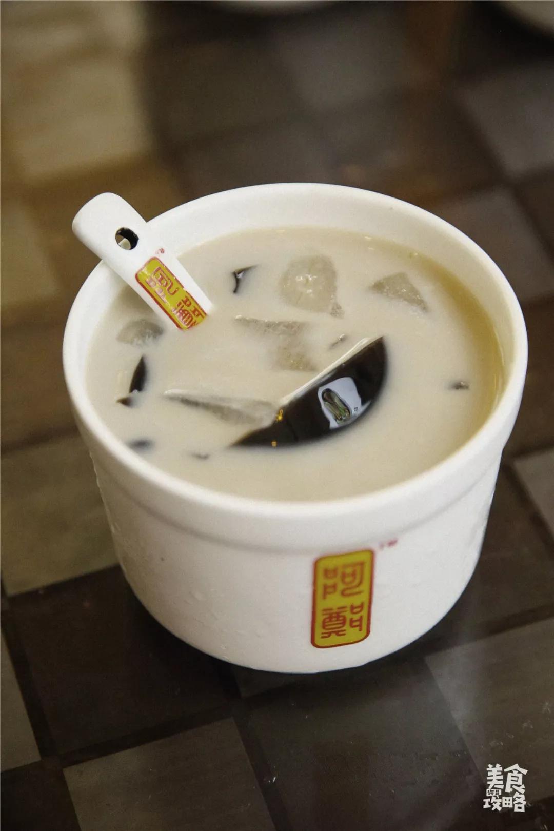 红豆龟苓膏完全可以媲美奶茶的口感细腻的红豆柔软的膏体两者完美的