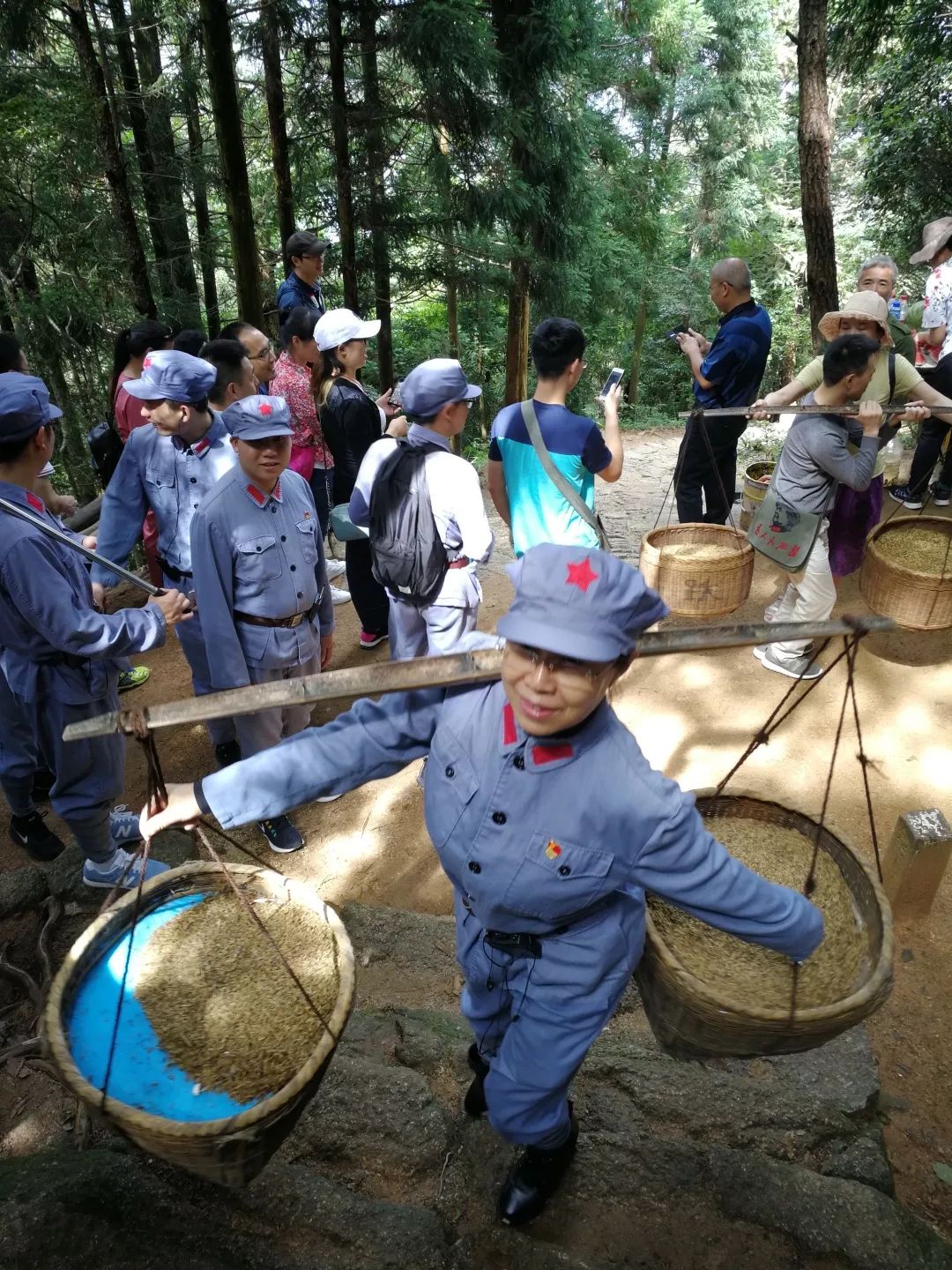 红米饭那个南瓜汤哟咳罗咳,挖野菜那个也当粮罗咳罗