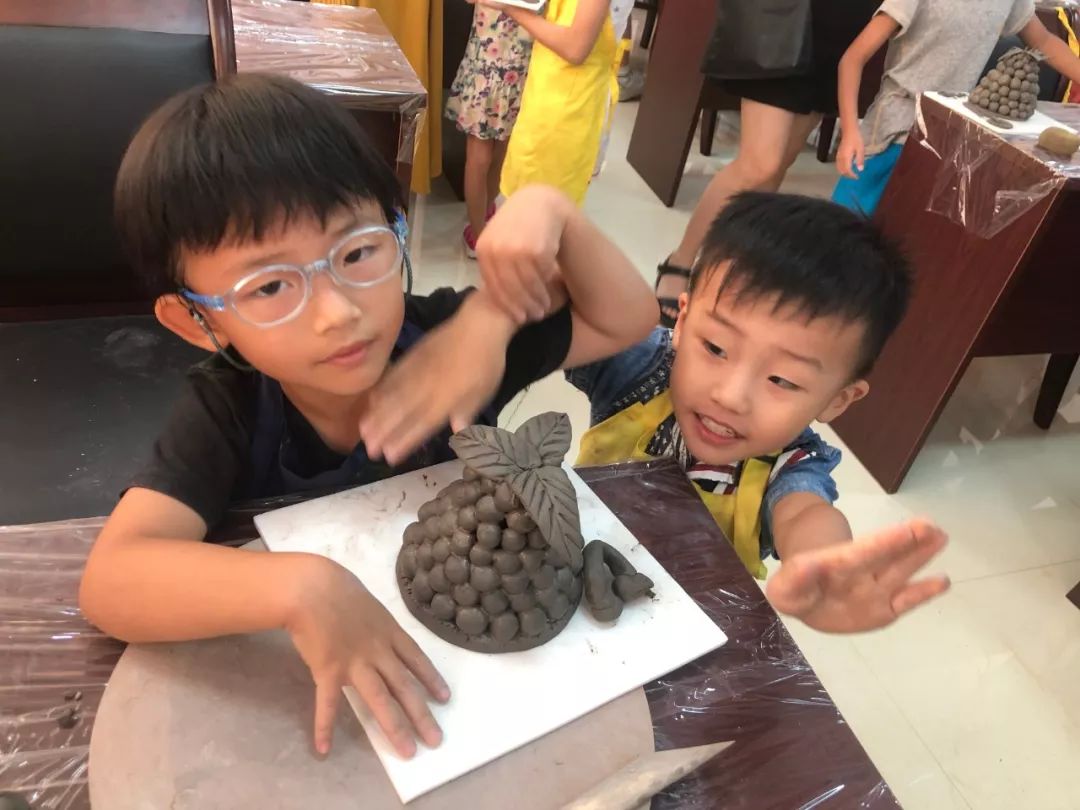 童心向党!张槎白坭村开展亲子制作陶艺品活动