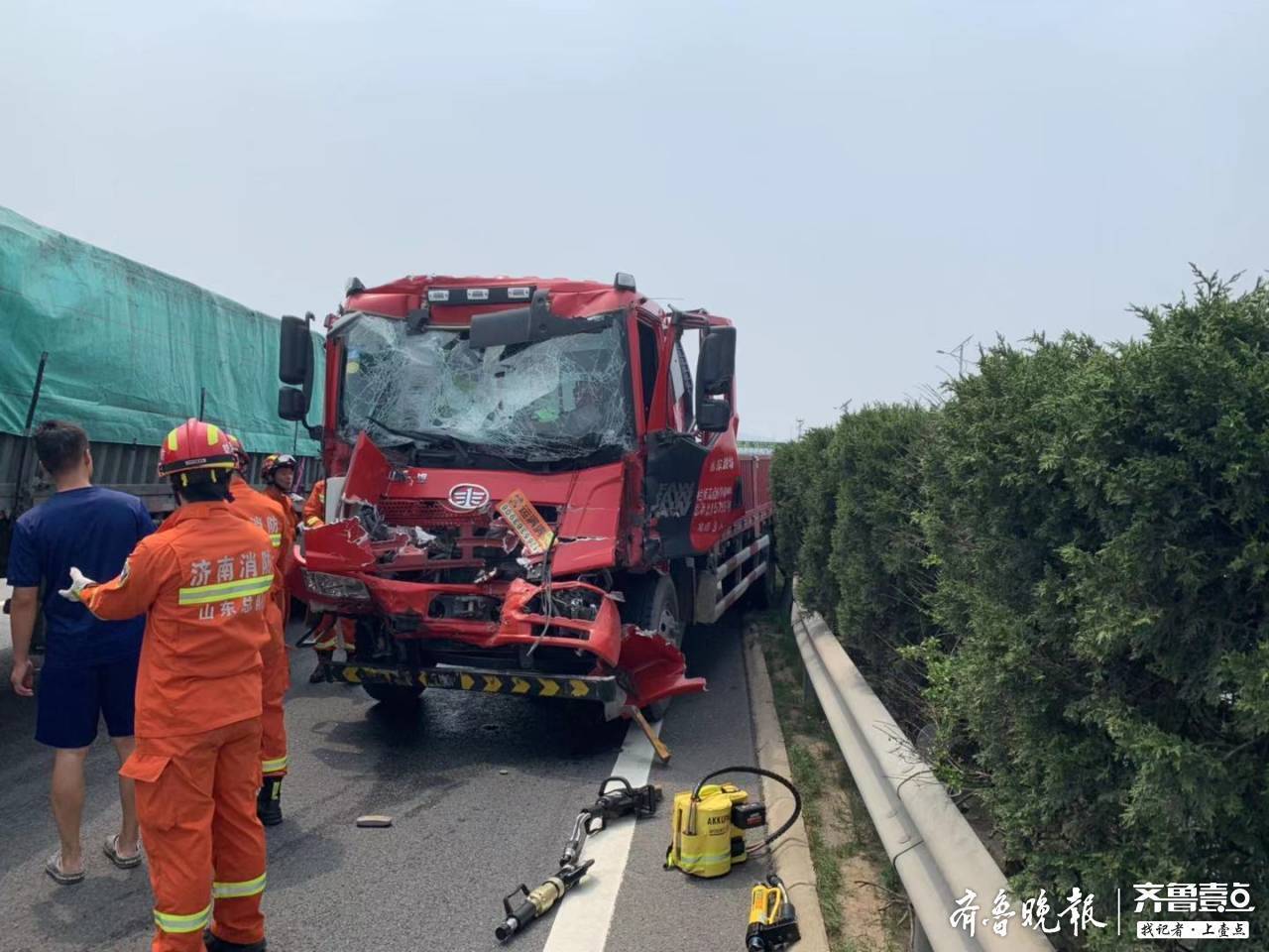 济南消防领秀城中队接到群众报警,济南南绕城高速往东方向发生车祸,有