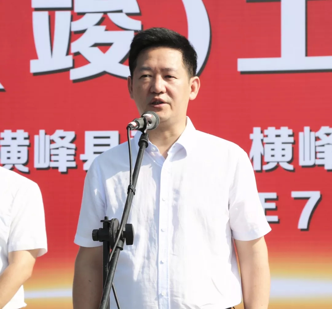 李海星出席并下达开工令,县委常委,副县长梅世丽主持仪式,副县长钟梁