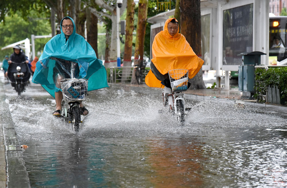 中午时分邯郸突降急雨,市民浇成落汤鸡,外卖员在雨中飞驰送餐