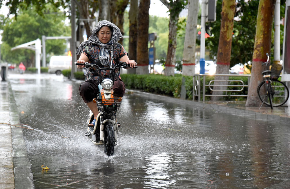 中午时分邯郸突降急雨,市民浇成落汤鸡,外卖员在雨中飞驰送餐
