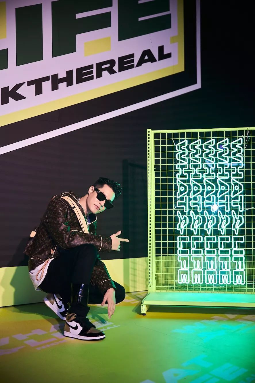 荧光绿是不止步的颜色,做自己是 [ 周汤豪 ] 的声音