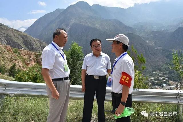 7月28日,陇南市副市长张宏深入宕昌县两河口镇化马村督导检查牙豁口