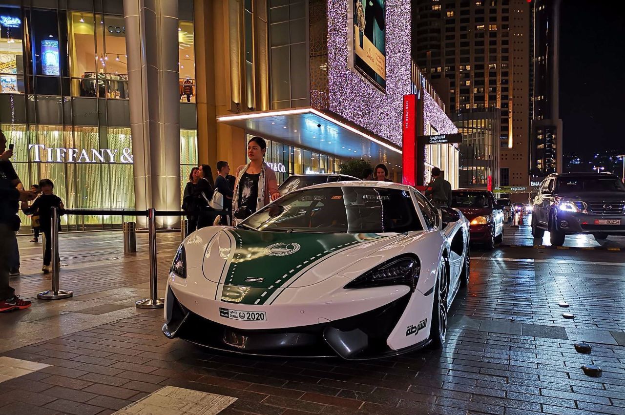 迪拜的警车都是豪车,主要有2种用途,看到后你还想跑吗