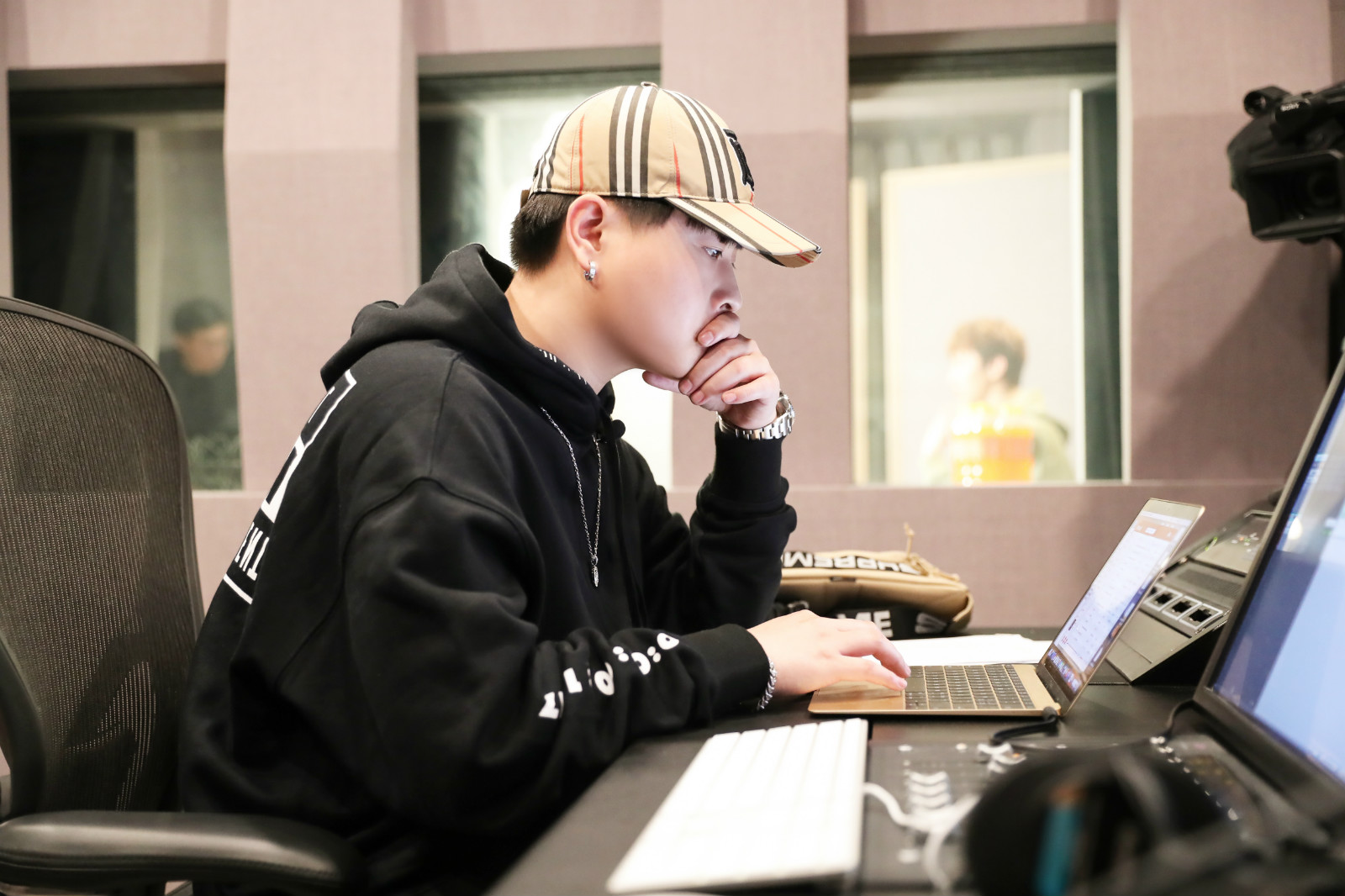 小青龙新曲《新光巷》首发 撕破虚伪定义真朋友