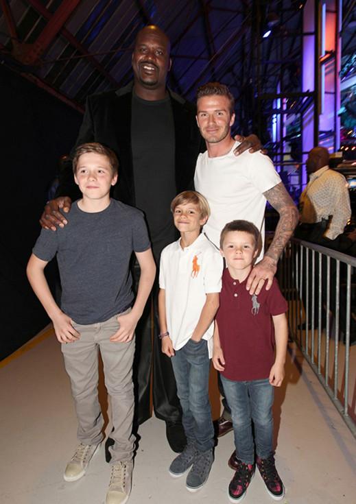 和2米16体重300斤的奥尼尔合影,何炅很心酸,一人实现碾压_身高