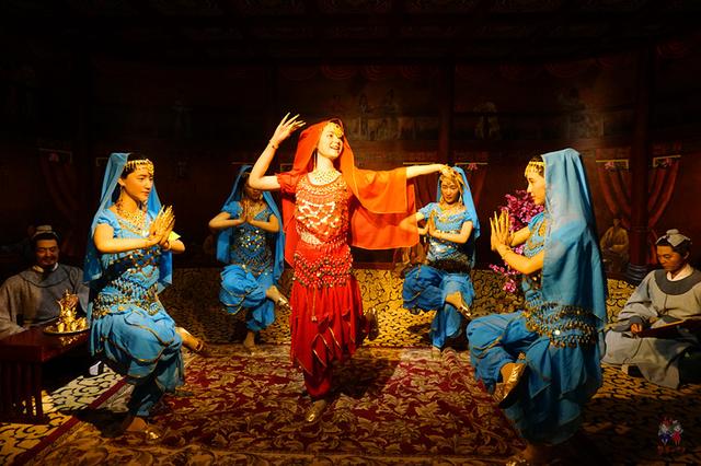 既然《凉州词》是唱词,凉州乐舞在当时自然也很出名,它不仅是西北乐舞