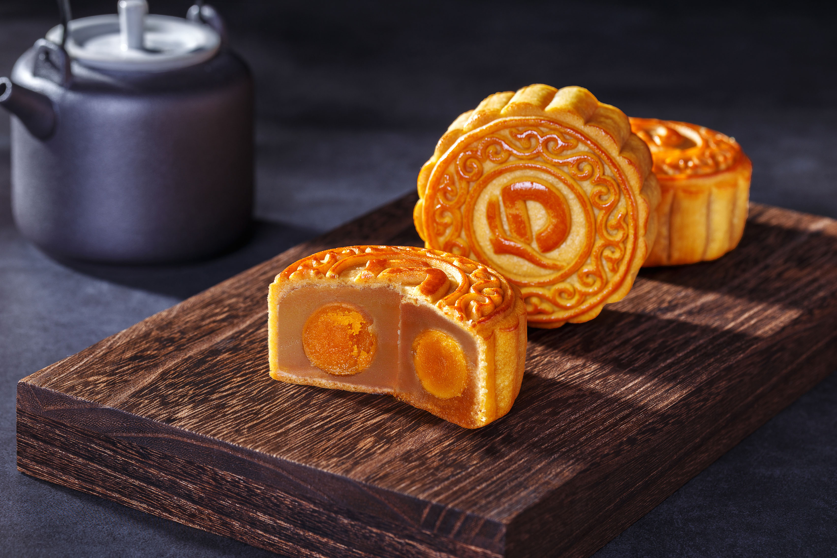 星座代表不同的祝福,除保留传统蛋黄低糖白莲蓉月饼与火腿五仁月饼外