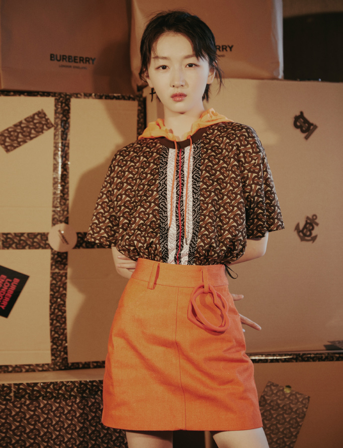 原创6727岁周冬雨穿吊带裙亮相无奈没料根本撑不起转身更是惹人疼