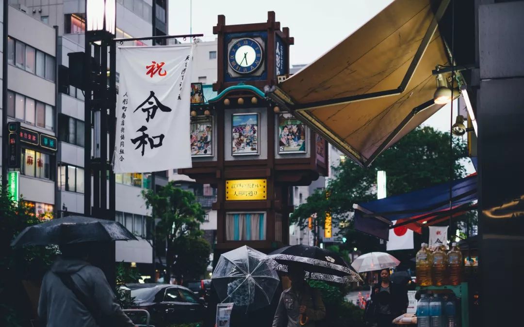 灿烂的樱花与绚丽的东京铁塔保井崇志镜头下的日本街头文化