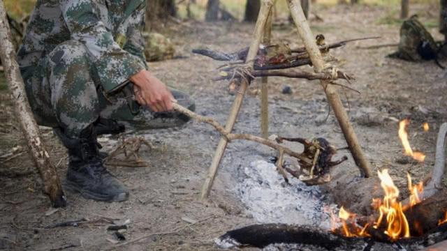 如果真能把钢盔里的水烧开也是很费劲的(火苗很小,小小的打火机