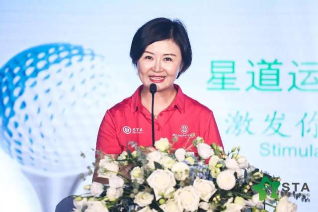 签约仪式上,晏思斯院长与胡湘董事长代表签约双方在合同书上庄严地签