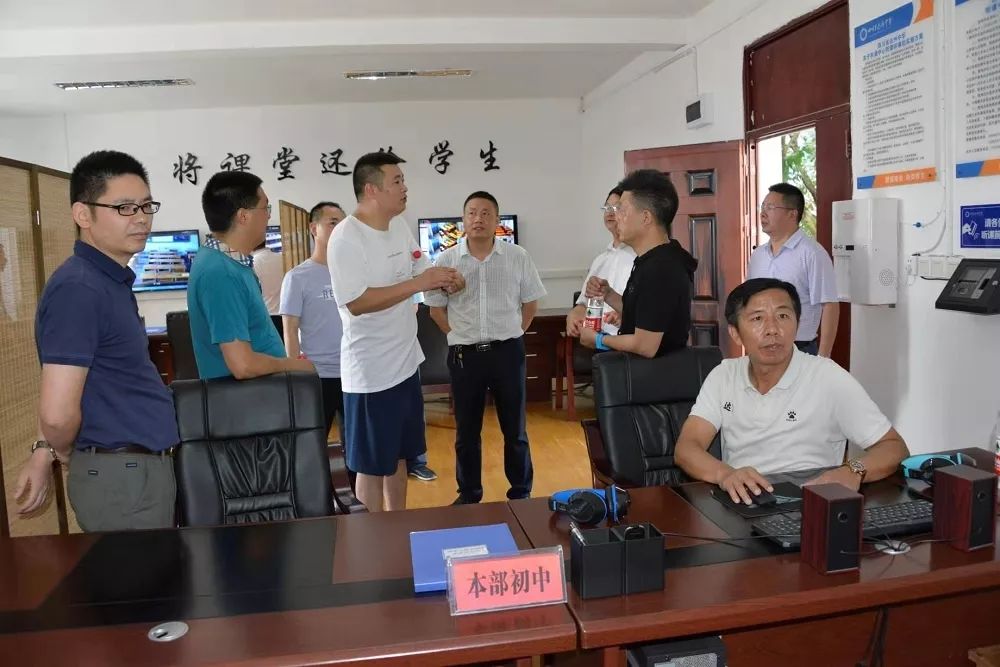 九龙县副县长庞建华一行8人来我校参观考察信息化智慧校园建设工作