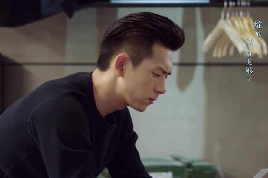 请仔细看细节,看韩商言手里的他年轻时的照片,妥妥的c位出道