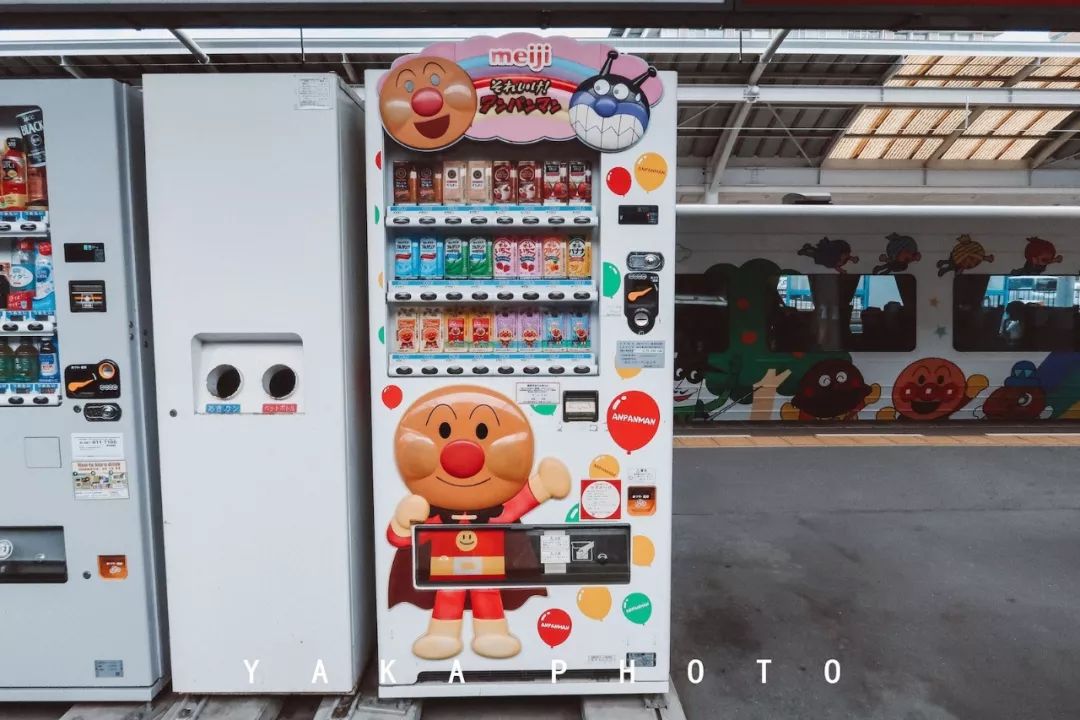 哎哟哟,连车展里的自动贩卖机都这么可爱,里面的饮料瓶身也都是面包