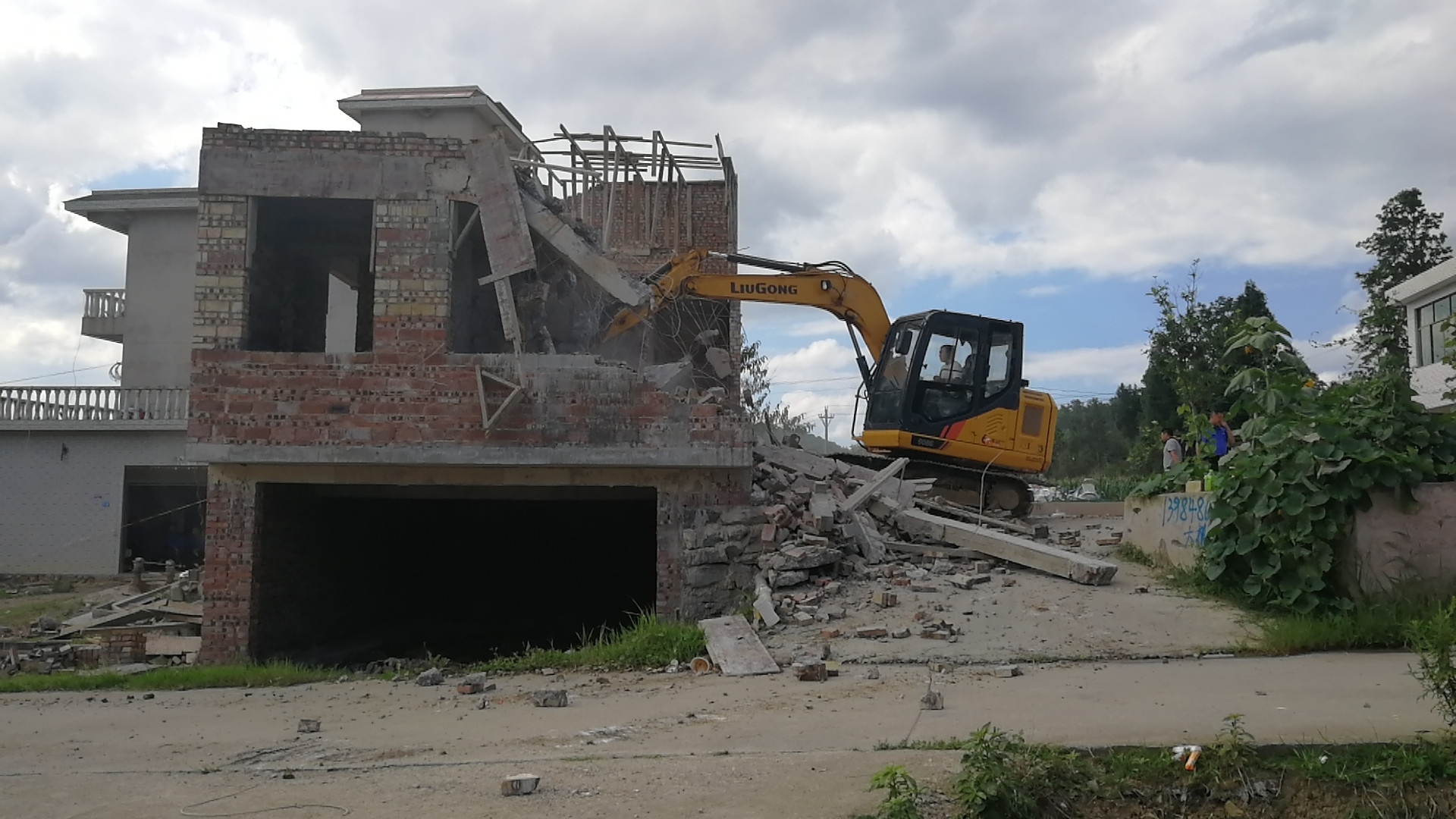 修文县扎佐镇地毯式打击违法违章建筑