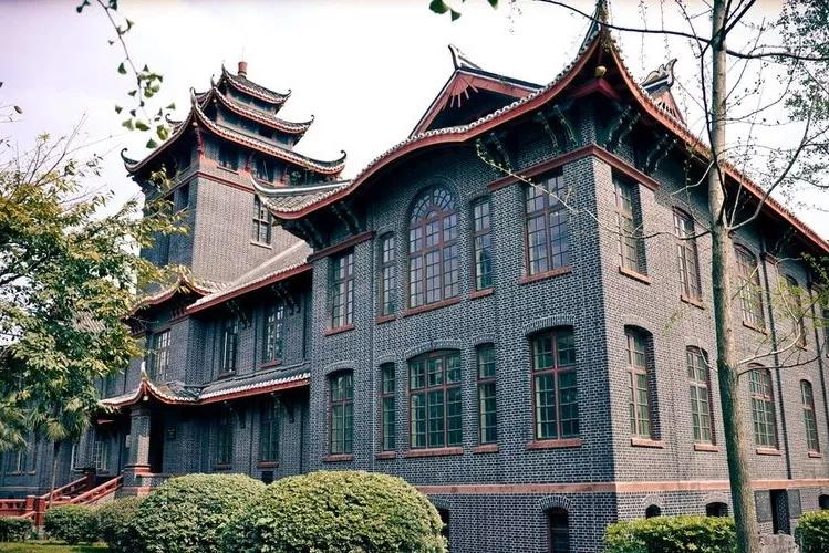四川大学法学院,地处"天府之国"成都,位于成都市双流区四川大学江安