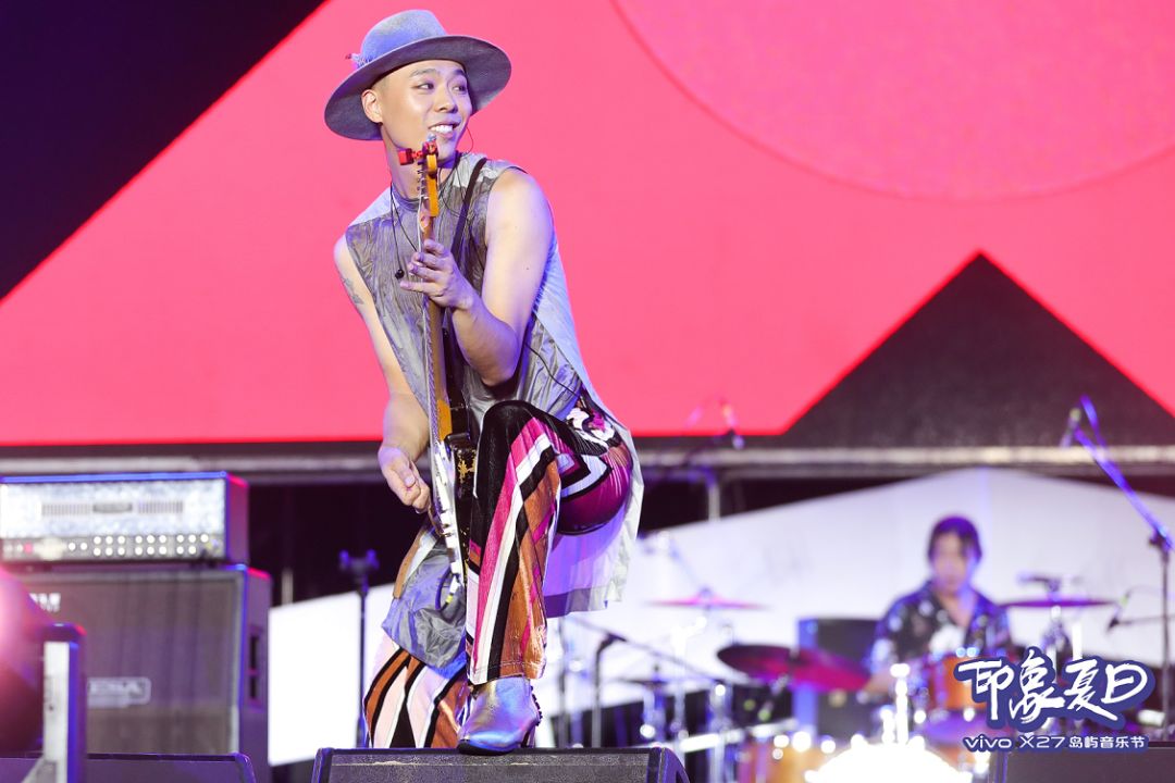 ricky风骚的舞台走位,表演风格,妖媚的声线,配合杨策"六指琴魔"般的