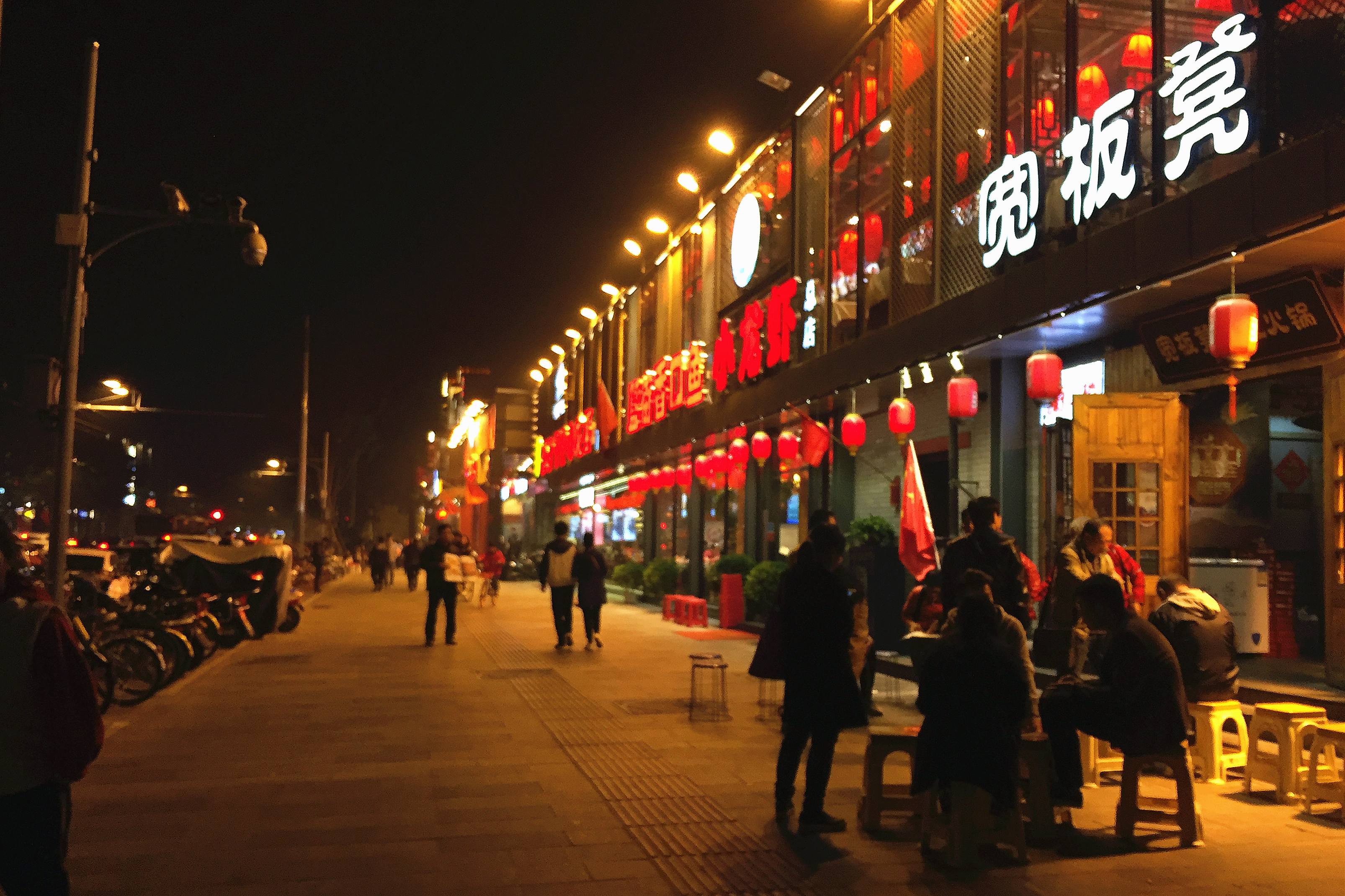 说到重庆的美食街,一定不能少了南岸区的回龙湾,这条街在重庆各大美食