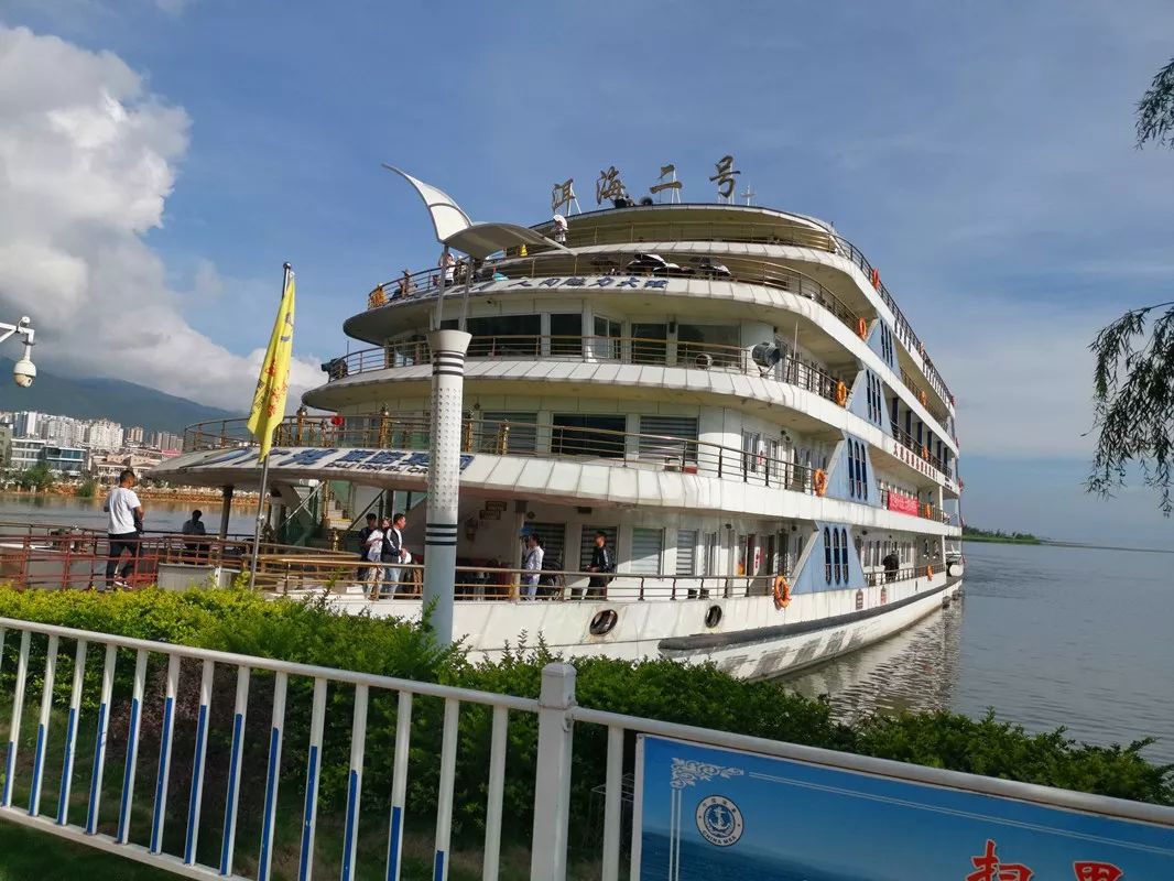 大理最美的苍山洱海,在船上看