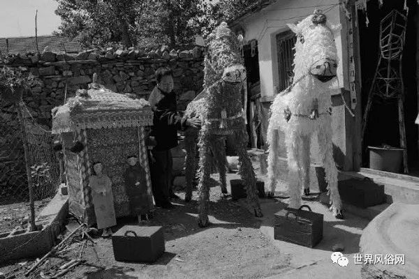 5,扎纸人扎纸人的手艺人又叫扎彩匠,所谓扎彩匠,说通俗一些就是纸扎手