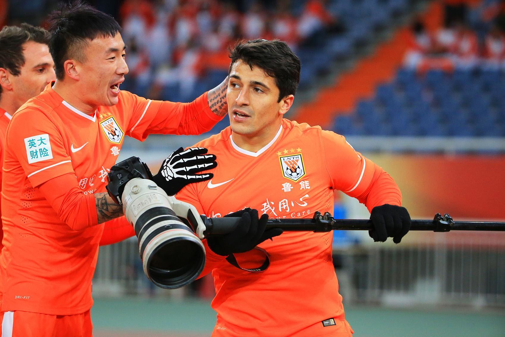 野牛阿洛伊西奥晒广州塔照片,网友调侃恒大又添一员猛将!