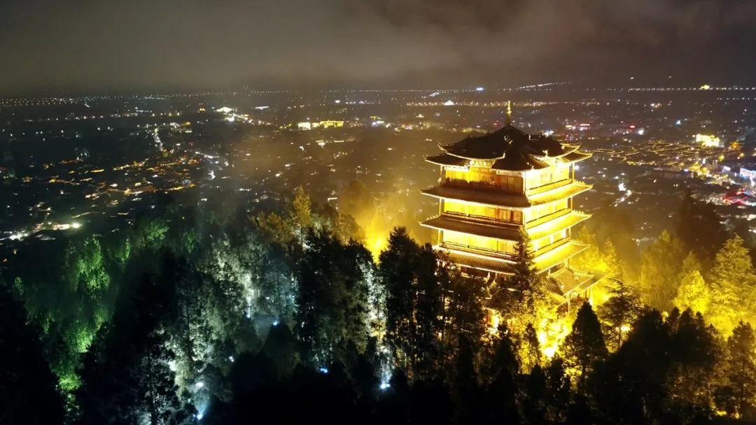 它还妙在:四面可以看到不同的景,丽江新城,玉龙雪山,文笔峰,古城全景