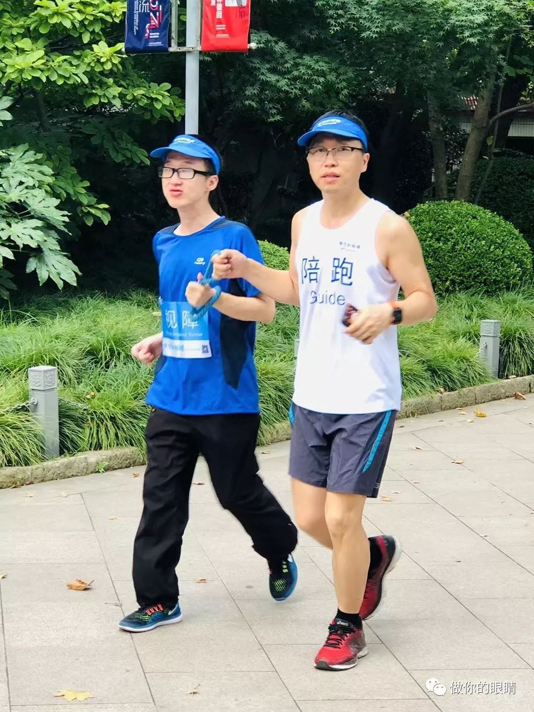 大家又陆陆续续回到集合地点继续在拉伸教练虞滔和沈琳的带领下做拉伸