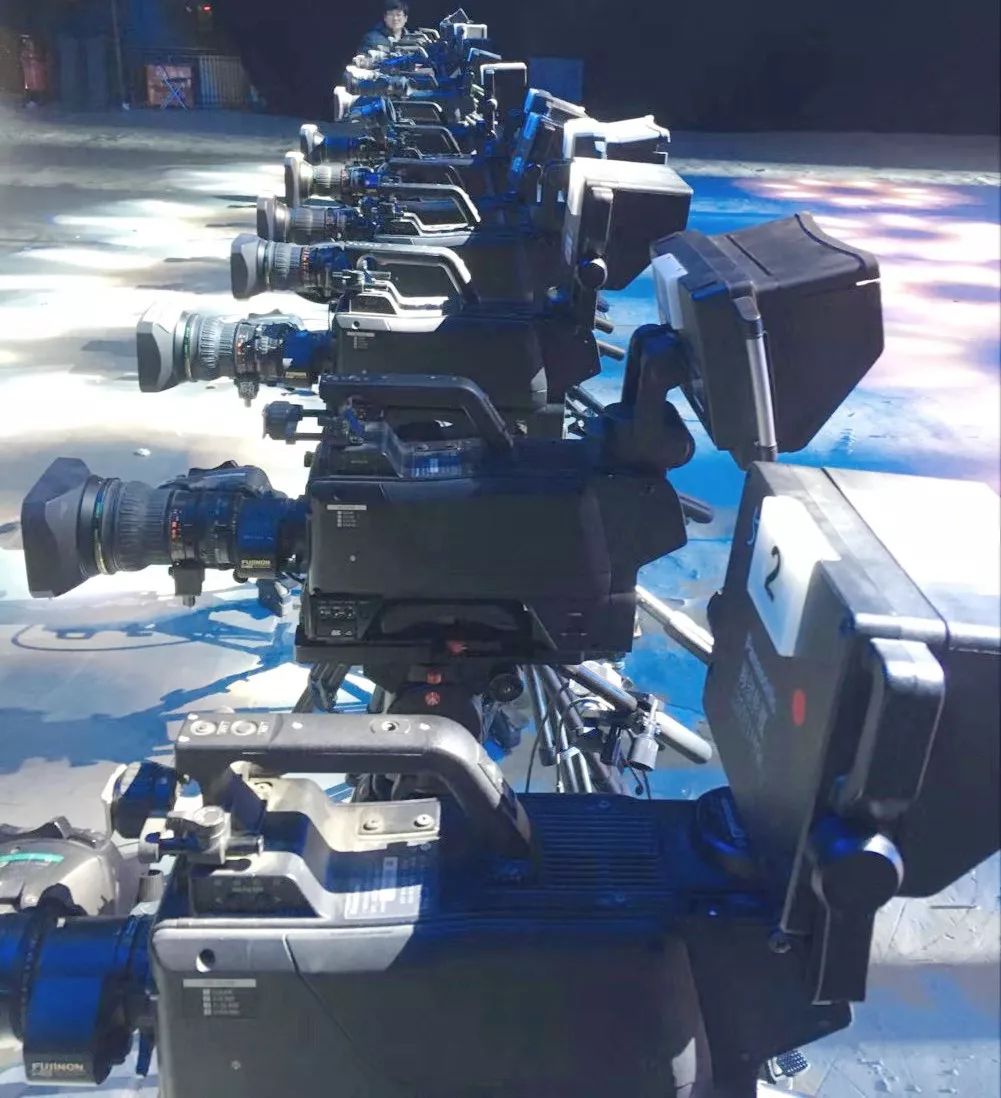 期,那时录制电视节目和网络直播比较多,所以考虑直接购买讯道摄影机