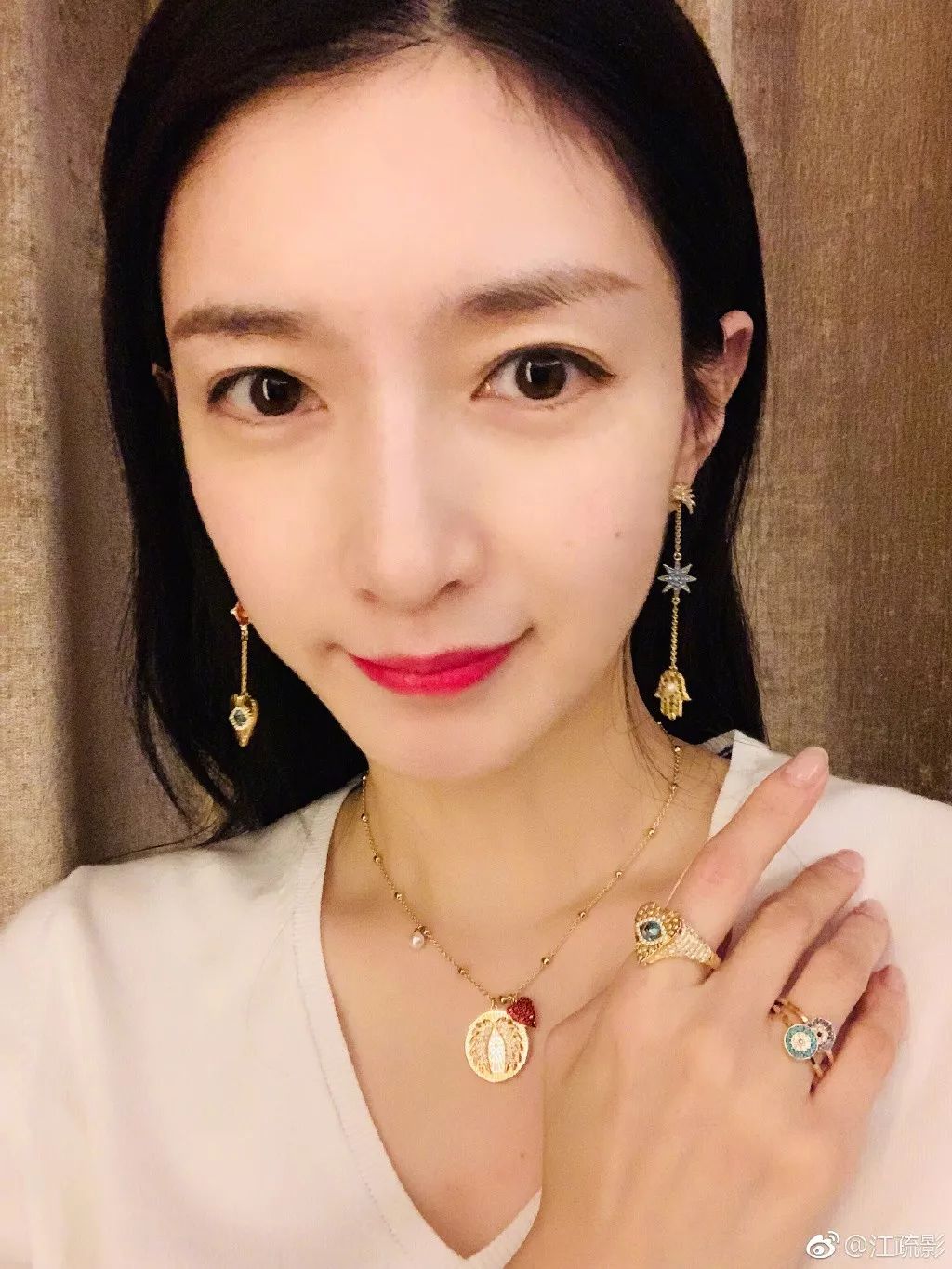 不懂就问女明星们为什么都有这么多耳洞