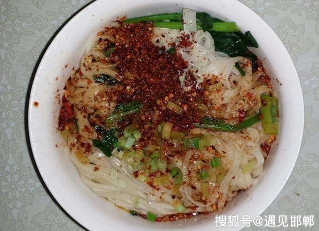 關於拽面,我相信小夥伴們都很熟悉它主要的食材是麵粉,是具有獨特風味