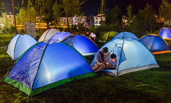 的美食让游客们大快朵颐,唇齿留香,千人篝火晚会有浅吟轻唱,有劲爆dj