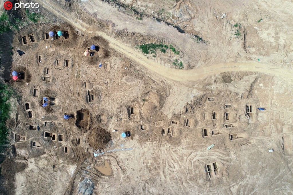 湖北襄阳现大型古墓群 考古人员冒酷暑发掘_邓城