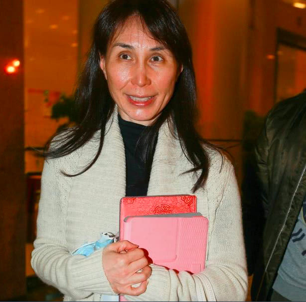 何超蕸生活低调,出席活动穿裤子,何超凤一袭白裙温婉又霸气