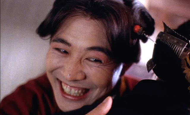 在1993年的电影《方世玉》中,李连杰有一段男扮女装的戏,那时候的