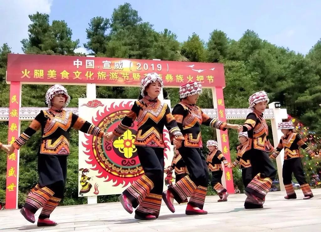 東山芙蓉彝族火把節萬人齊聚歌舞狂歡