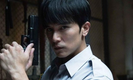 原创唱别问我是谁的王馨平老爸原来是武侠巨星刚得终身成就奖