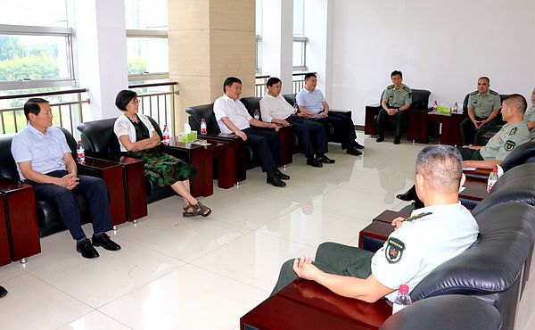 张佃虎等县领导到临沂军分区走访慰问