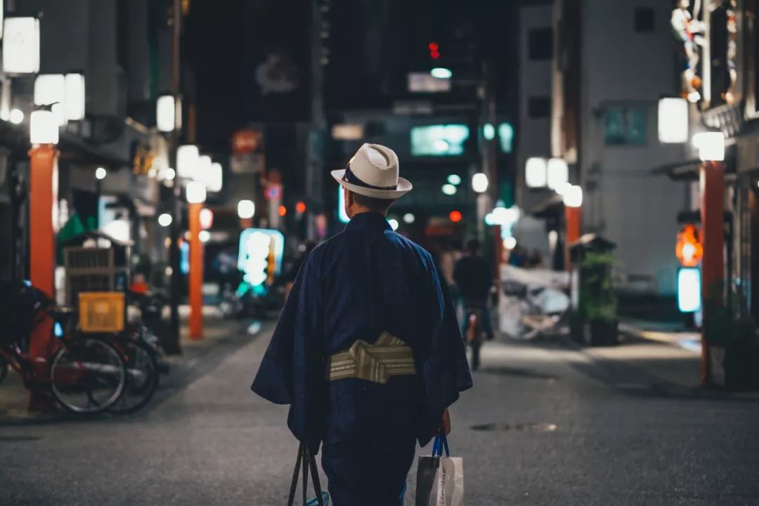 灿烂的樱花与绚丽的东京铁塔保井崇志镜头下的日本街头文化