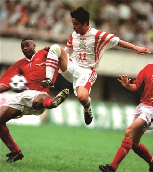 国家队层面,由于饱受膝关节伤的困扰,十强赛在金州对阵卡塔尔的生死战