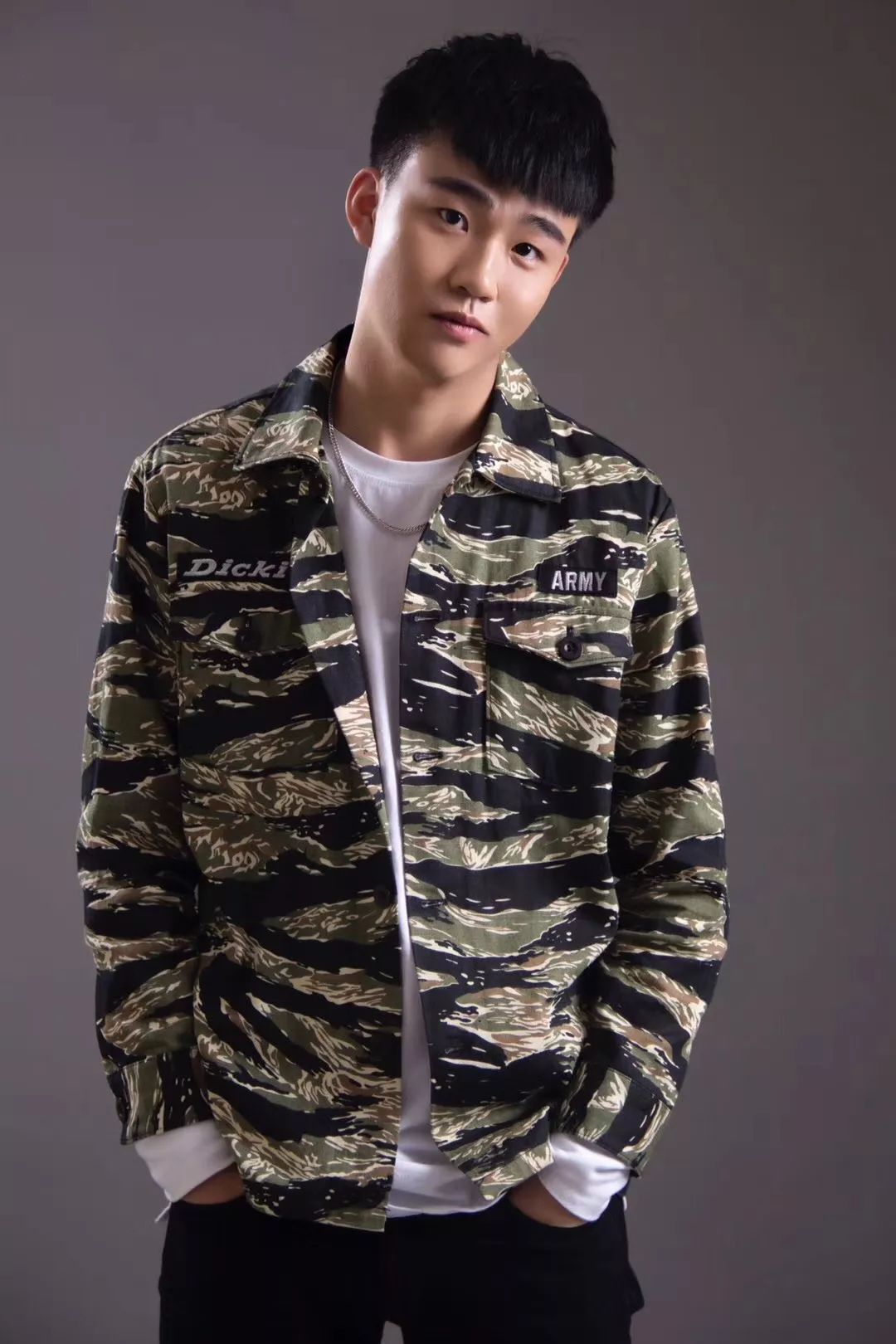 王皓饰傻狼毕业于沈阳音乐学院代表作:话剧《玩命爱一个姑娘》《贼在