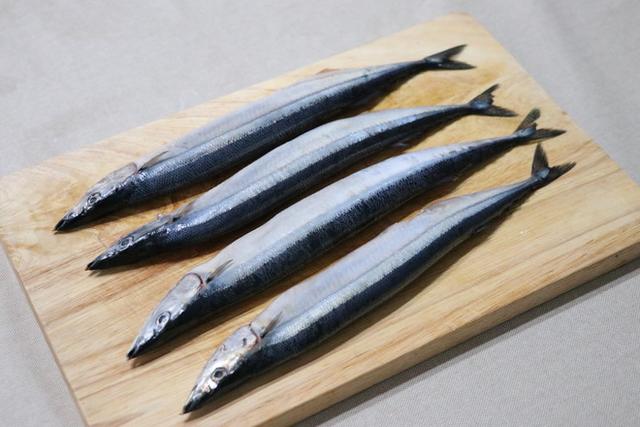 抹上白醋烹饪步骤:秋刀鱼 4条,海盐 7克,柠檬 1个,白醋 5毫升配料:by