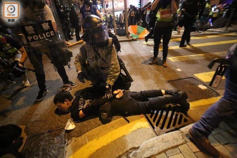 这些暴徒喊光复香港,时代革命,纯属怂货的嚣张